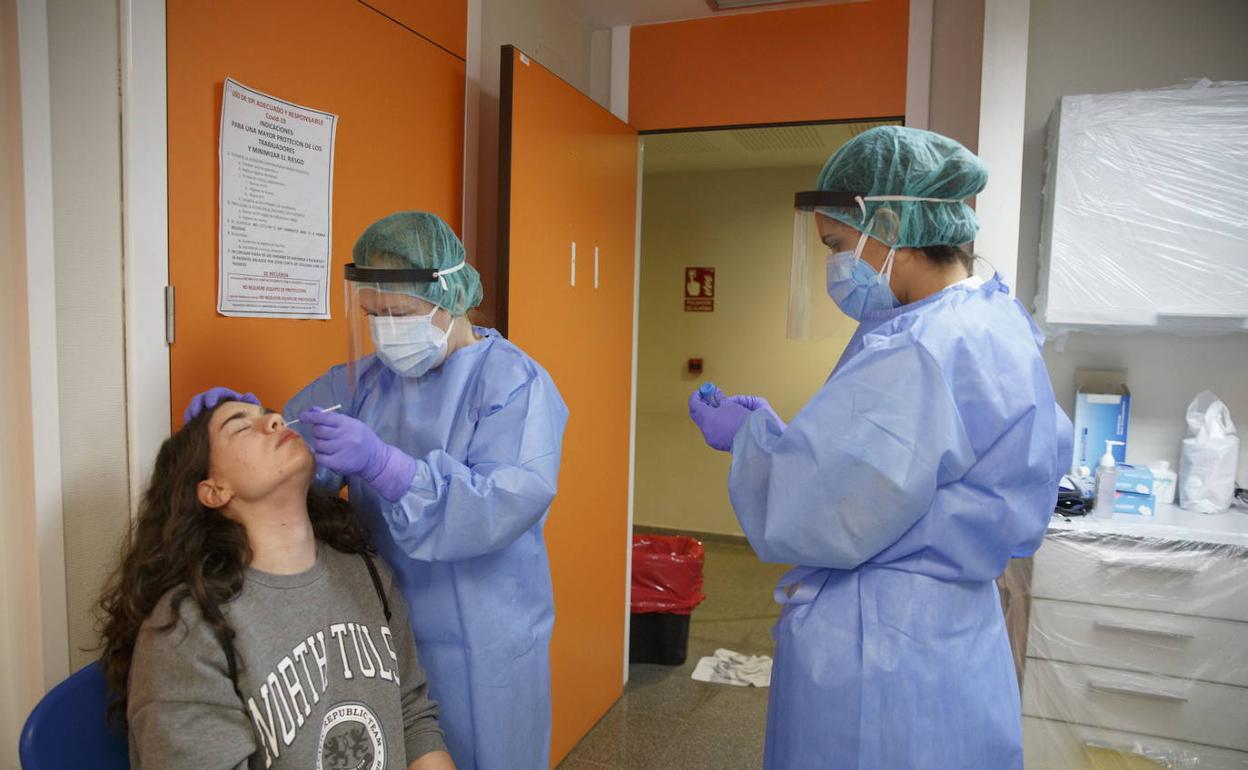 Enfermeras toman muestras para una PCR por el covid en el centro Huerta del Rey de Valladolid. 