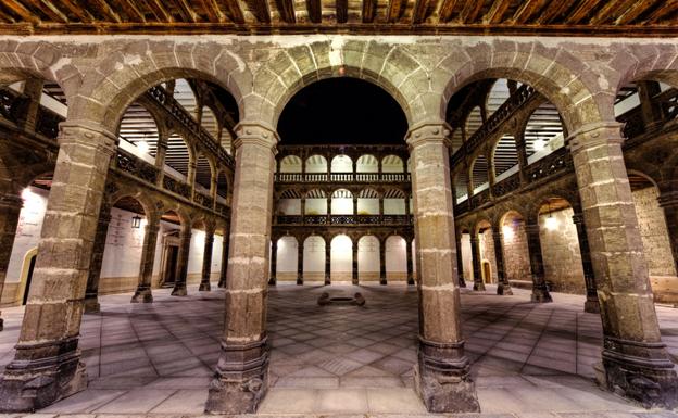 El patio del palacio de Santa Cruz, en una imagen nocturna. 