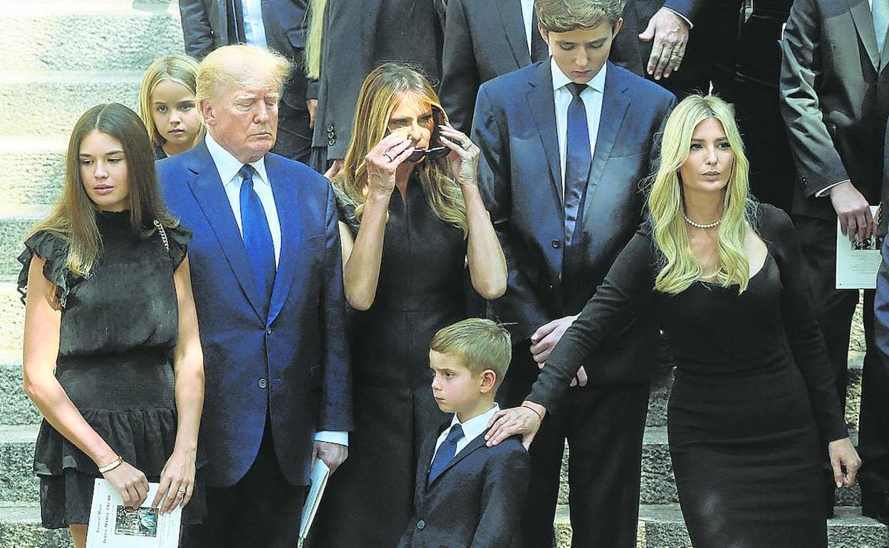 Trump, a la salida del funeral, junto a su esposa Melania y rodeado de hijos y nietos. 