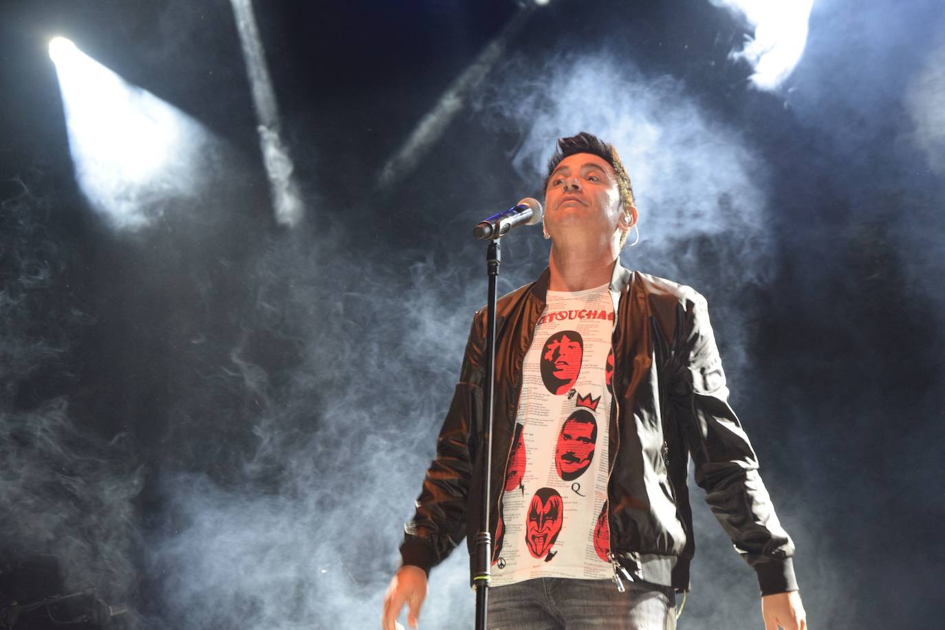 Fotos: David Civera encandila a su público en Santibáñez de la Peña