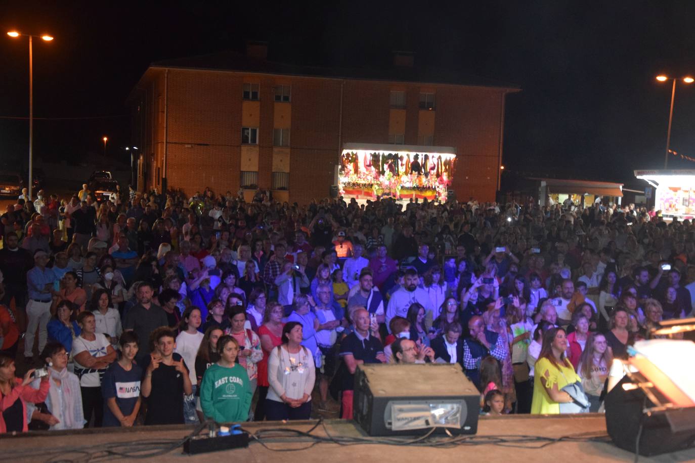 Fotos: David Civera encandila a su público en Santibáñez de la Peña