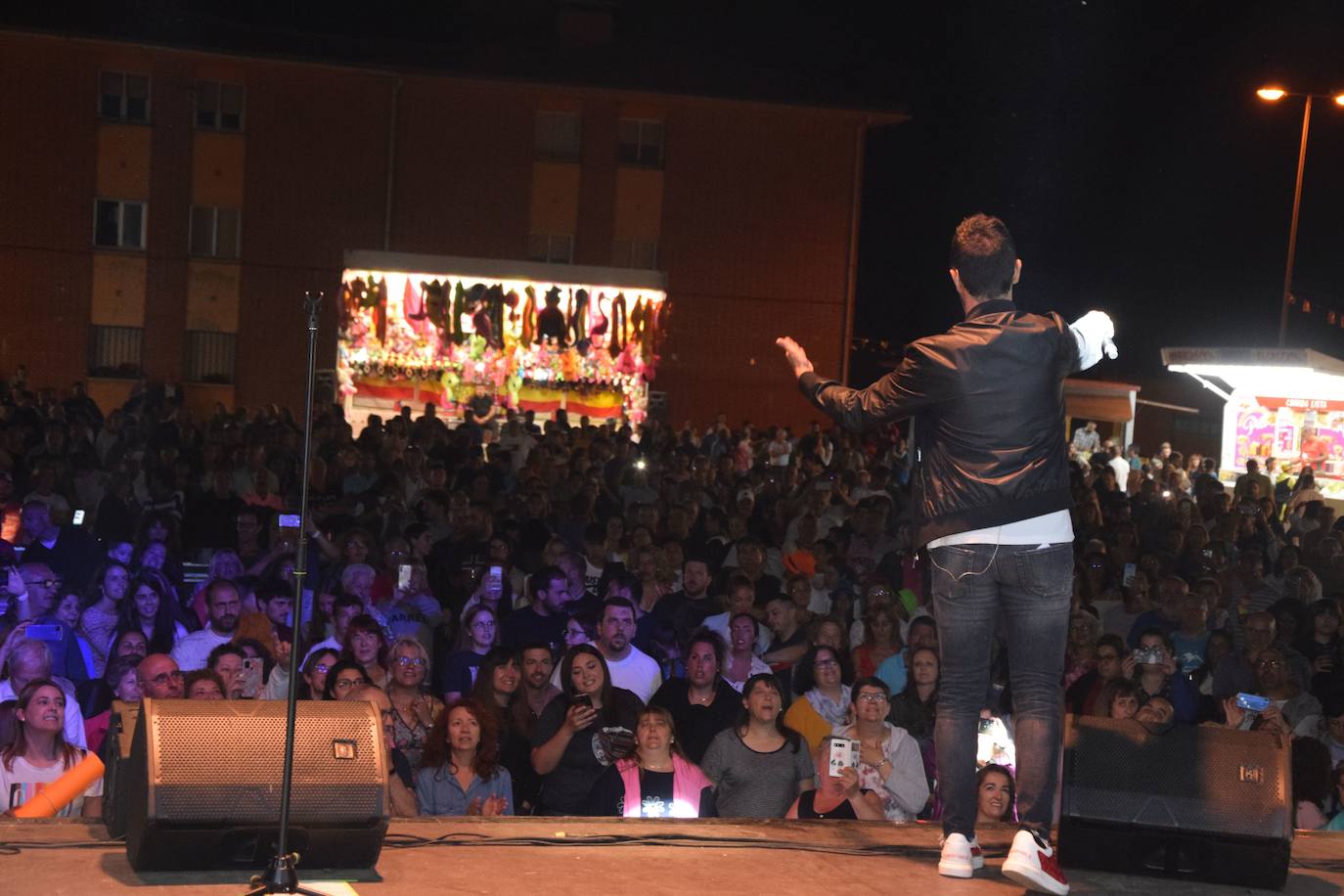 Fotos: David Civera encandila a su público en Santibáñez de la Peña