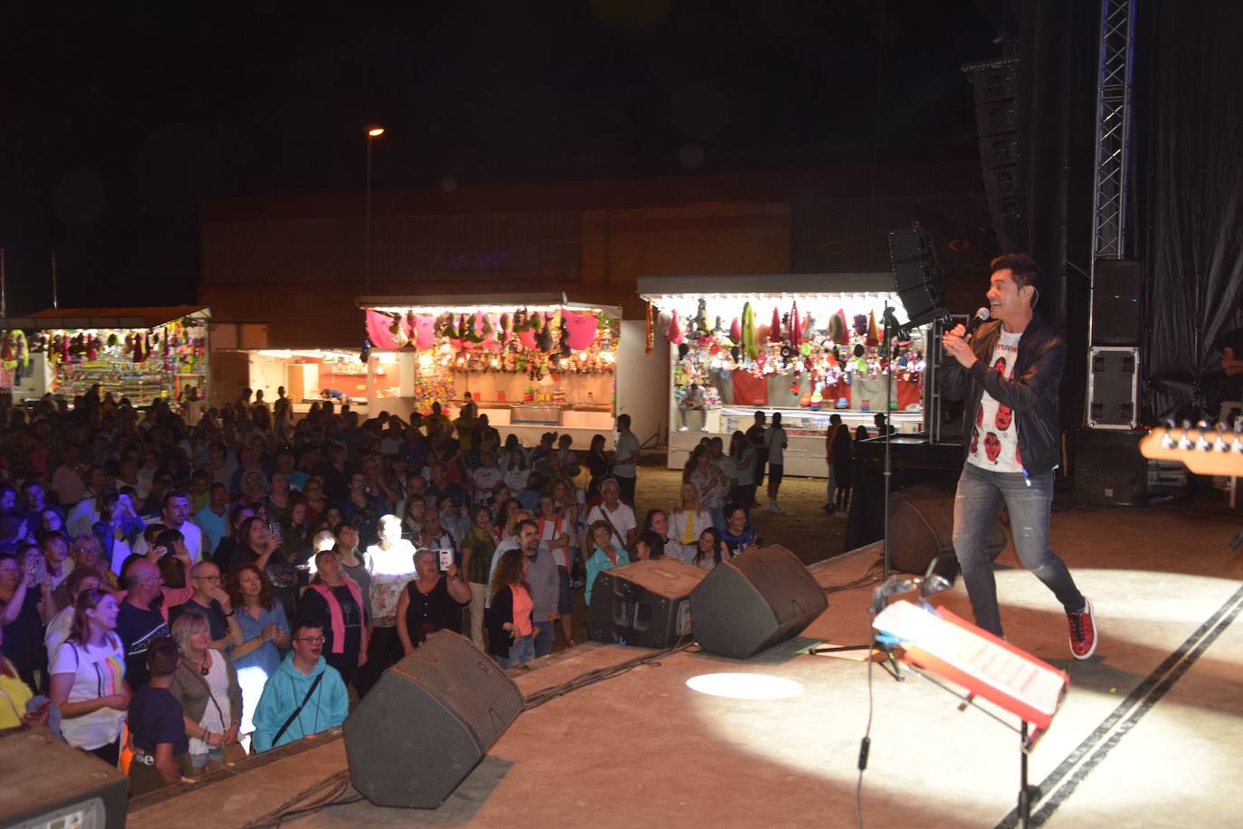 Fotos: David Civera encandila a su público en Santibáñez de la Peña