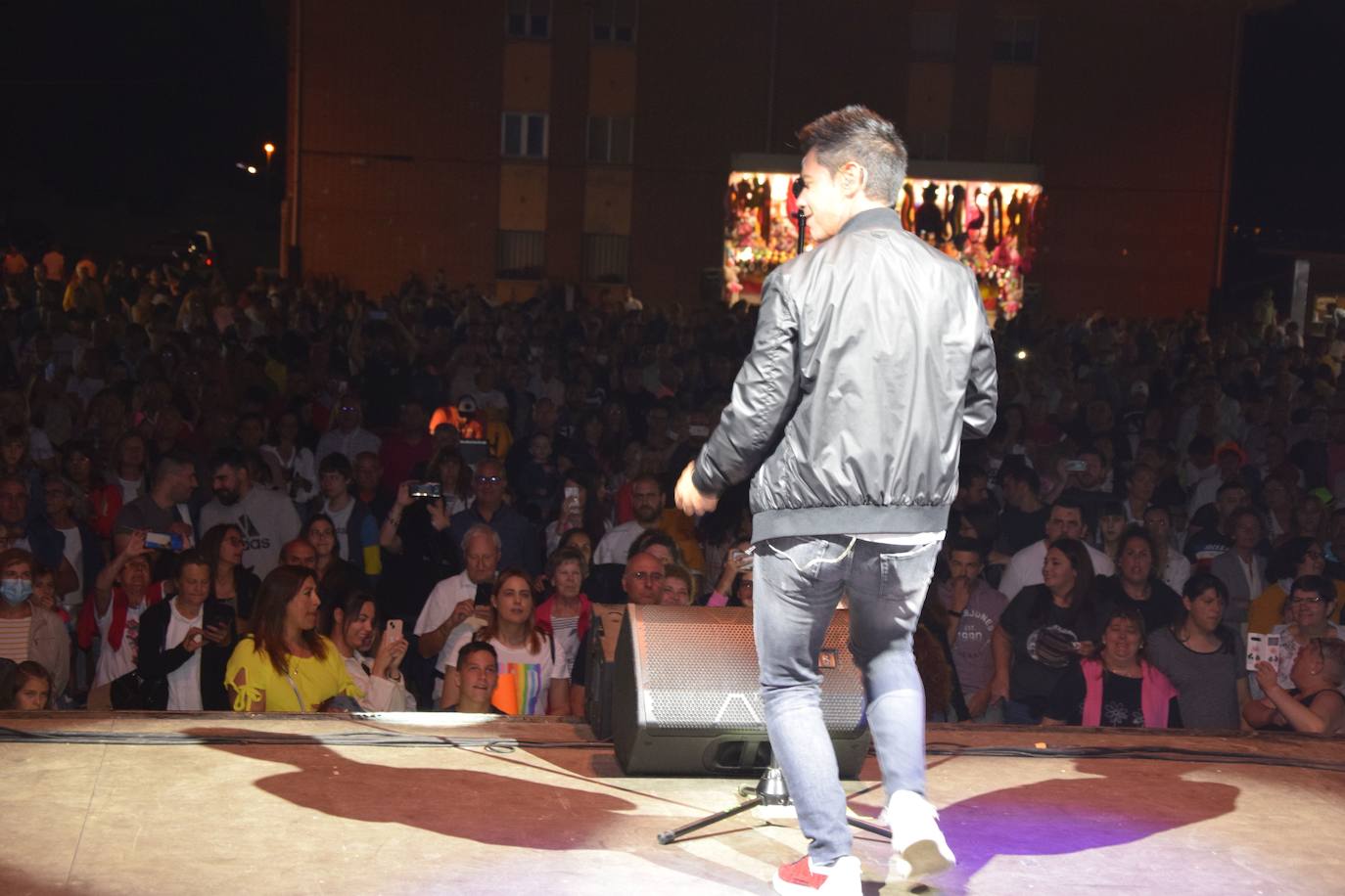 Fotos: David Civera encandila a su público en Santibáñez de la Peña