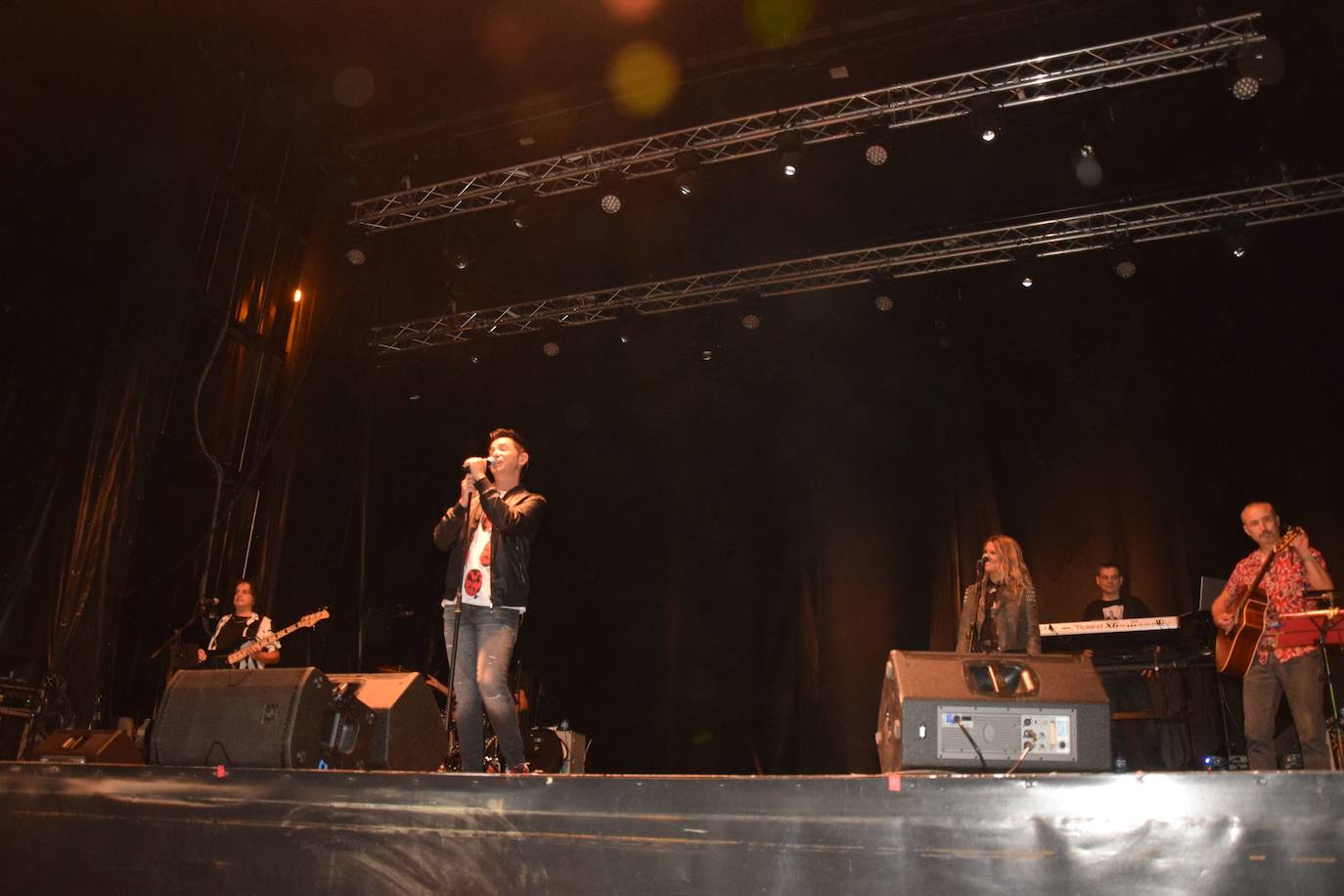 Fotos: David Civera encandila a su público en Santibáñez de la Peña