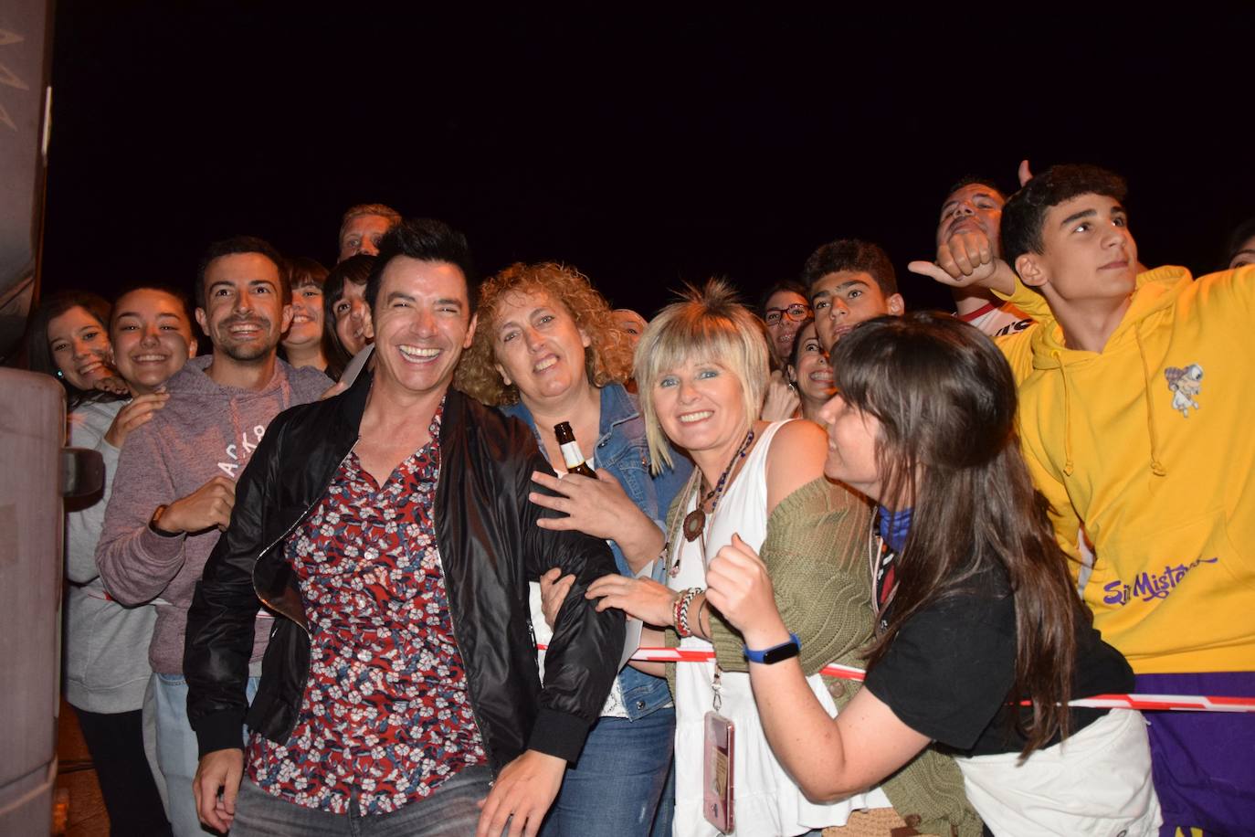 Fotos: David Civera encandila a su público en Santibáñez de la Peña