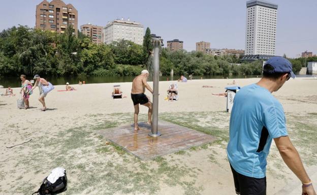 Zona de arena y duchas en la Playa de las Moreras.