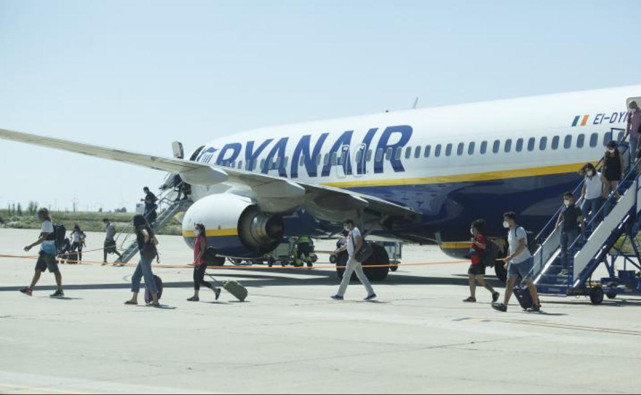 Llegada de viajeros de un vuelo procedente de Barcelona.