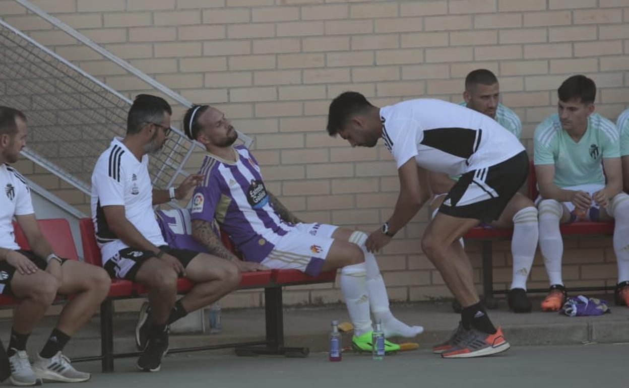 Iván Sánchez es atendido en Salamanca tras lesionarse. 