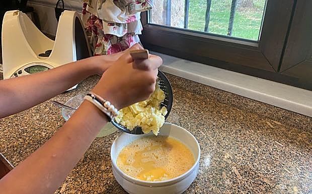 Imagen principal - Un momento de la elaboración y los ingredientes necesarios. 