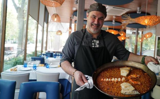 José Antonio Guerrero, jefe de cocina de Grupo Moga, muestra su Arroz del Marqués 