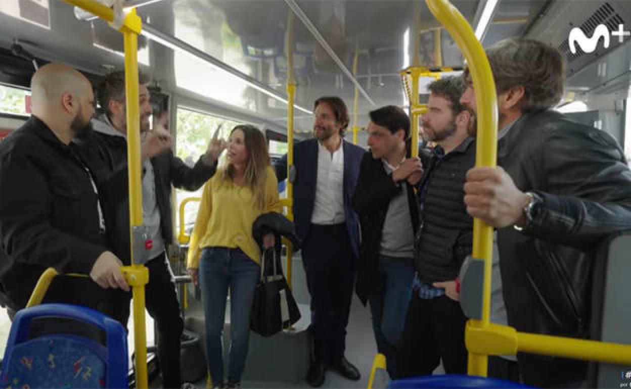 Dani Martínez con el grupo de actores de 'Al salir de clase'. 