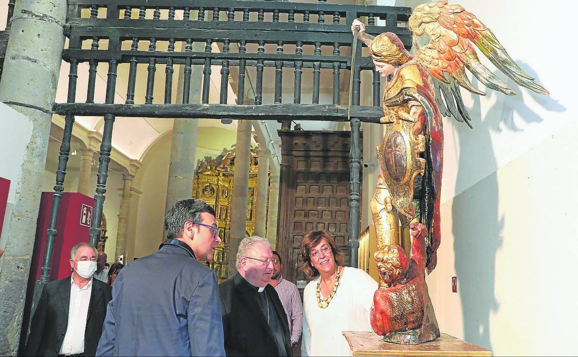 Los responsables institucionales observan la obra de Francisco Giralte en Cisneros.