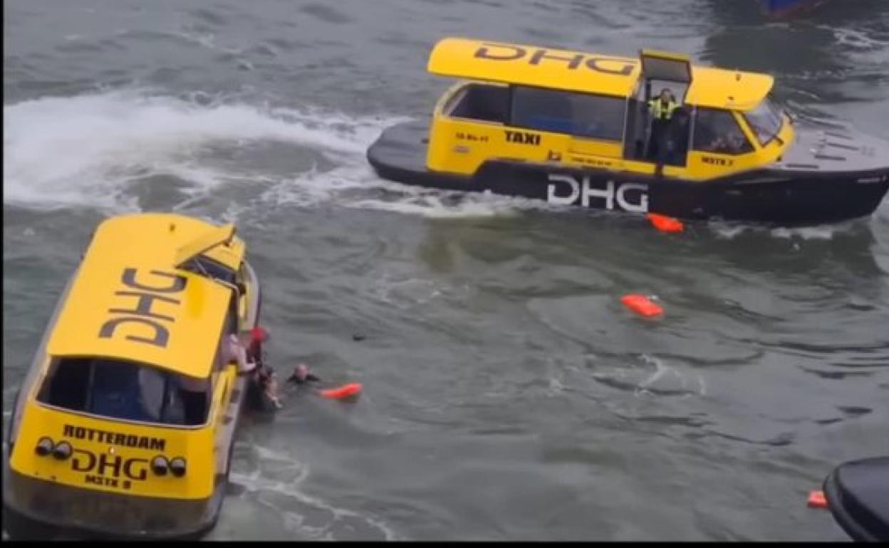 En la imagen se puede ver a Julio sacando del agua a uno de los ocupantes del taxi. 