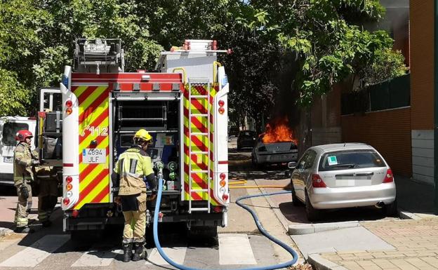 Coche en llamas en la calle Guadarrama de Valladolid. 