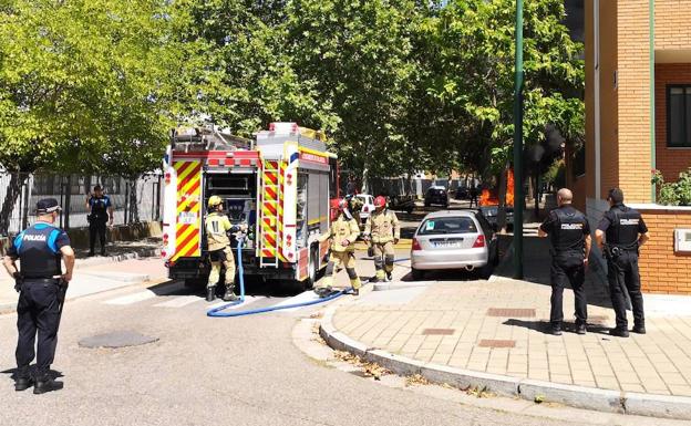 Coche en llamas en la calle Guadarrama de Valladolid. 