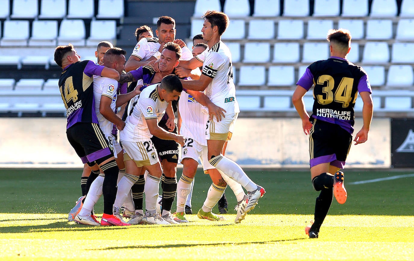 Los jugadores del Burgos y el Real Valladolid se enzarzan en el centro del campo tras una entrada de Roque Mesa. 