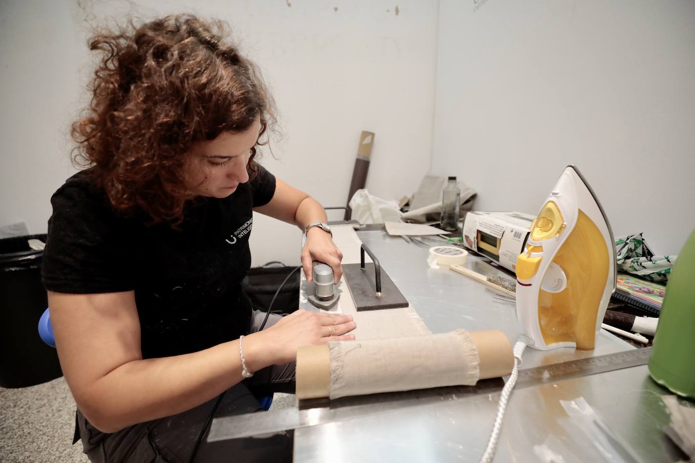 Fotos: Cuatro especialistas trabajan en las Cortes de Castilla y León en la restauración del cuadro de los Comuneros