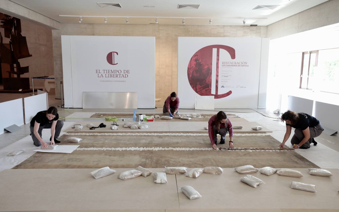 Fotos: Cuatro especialistas trabajan en las Cortes de Castilla y León en la restauración del cuadro de los Comuneros