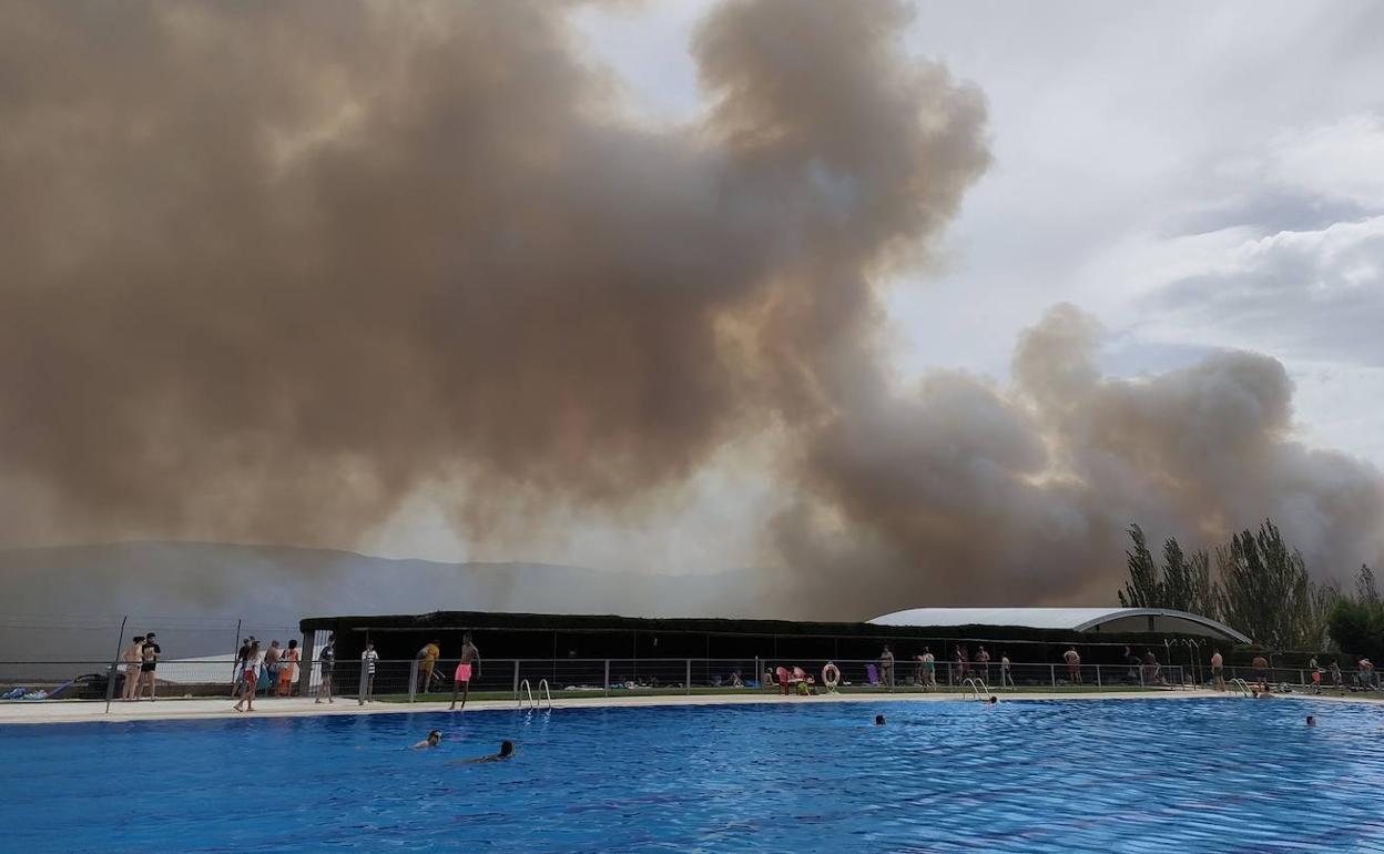 Columna de humo en el incendio de San Juan de la Nava vista desde la piscina.