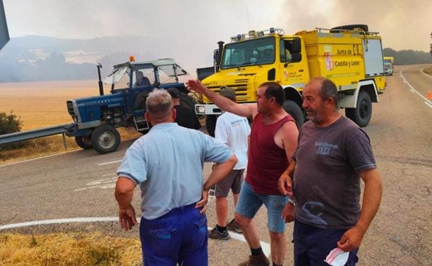 Un incendio forestal que avanza sin control en Burgos obliga a evacuar dos pueblos