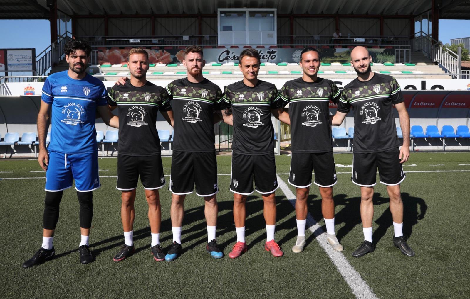 Imagen secundaria 1 - Renovados, fichajes y una acción del primer entrenamiento. 