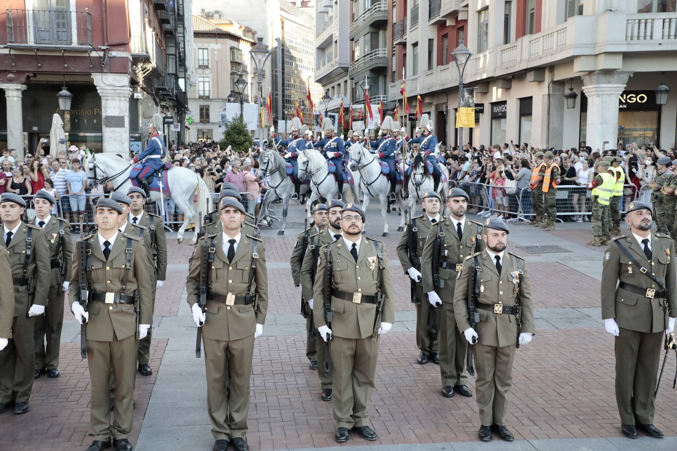 Fotos: Parada militar en honor a Santiago Apóstol en la Plaza Mayor de Valladolid