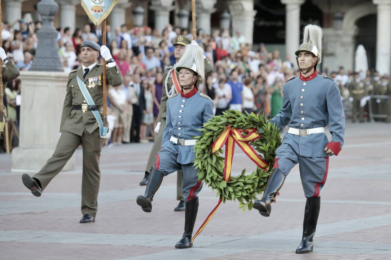 Fotos: Parada militar en honor a Santiago Apóstol en la Plaza Mayor de Valladolid
