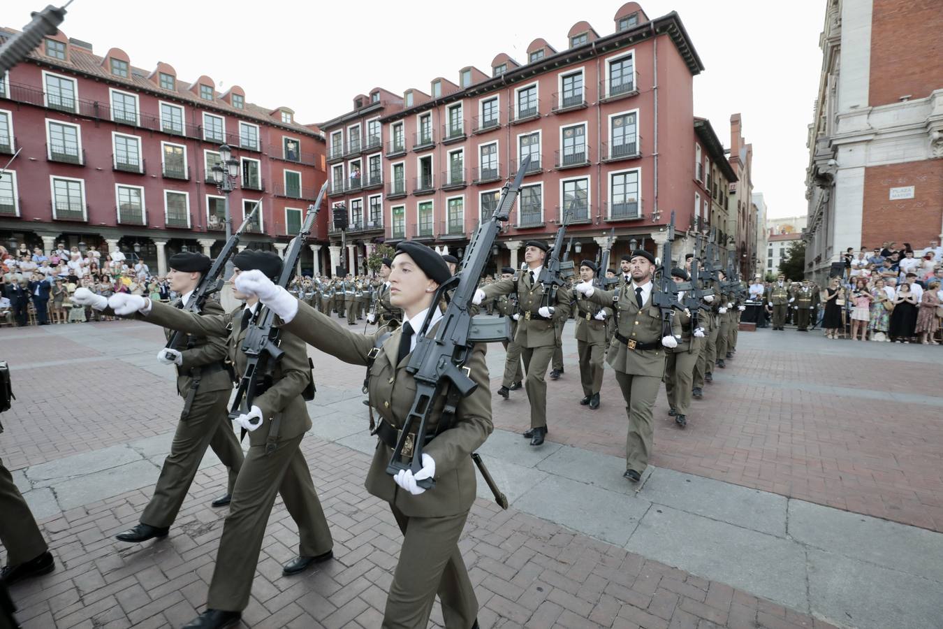 Fotos: Parada militar en honor a Santiago Apóstol en la Plaza Mayor de Valladolid