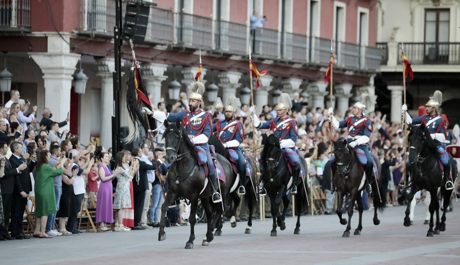 Fotos: Parada militar en honor a Santiago Apóstol en la Plaza Mayor de Valladolid