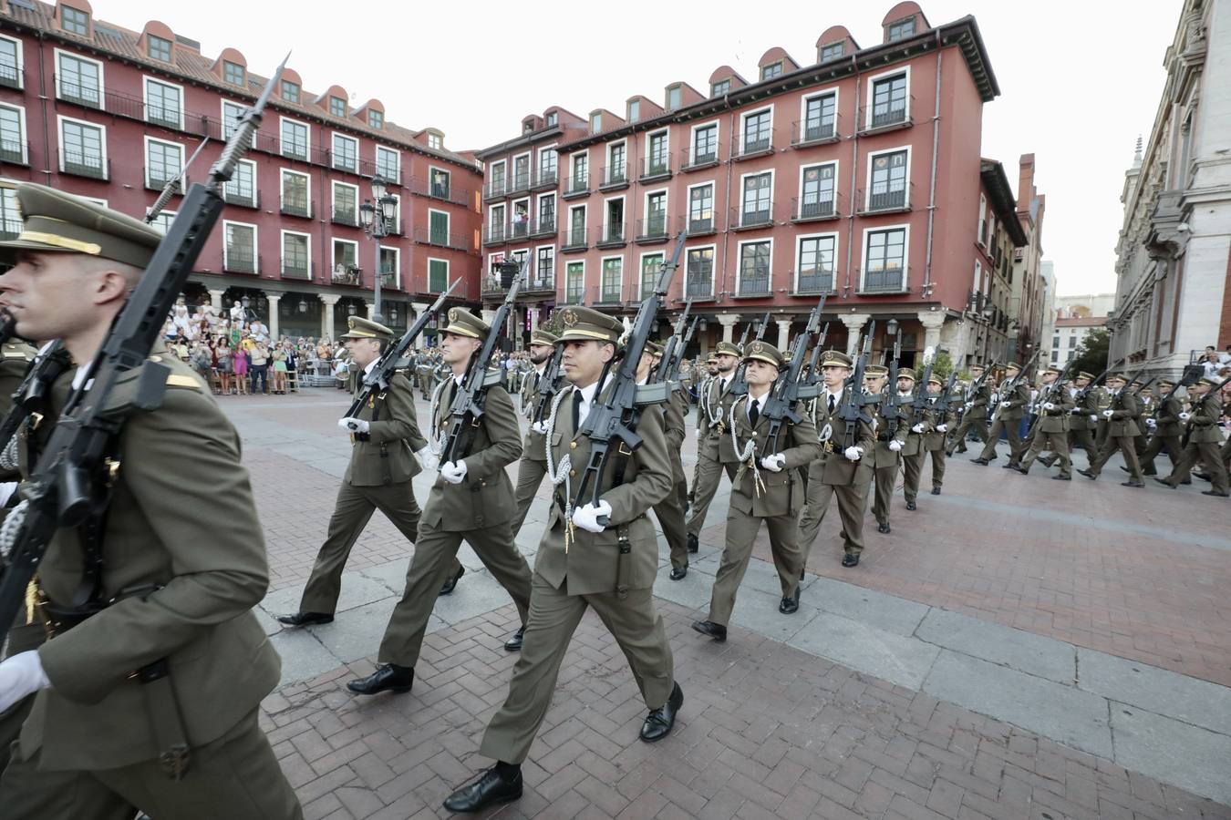 Fotos: Parada militar en honor a Santiago Apóstol en la Plaza Mayor de Valladolid