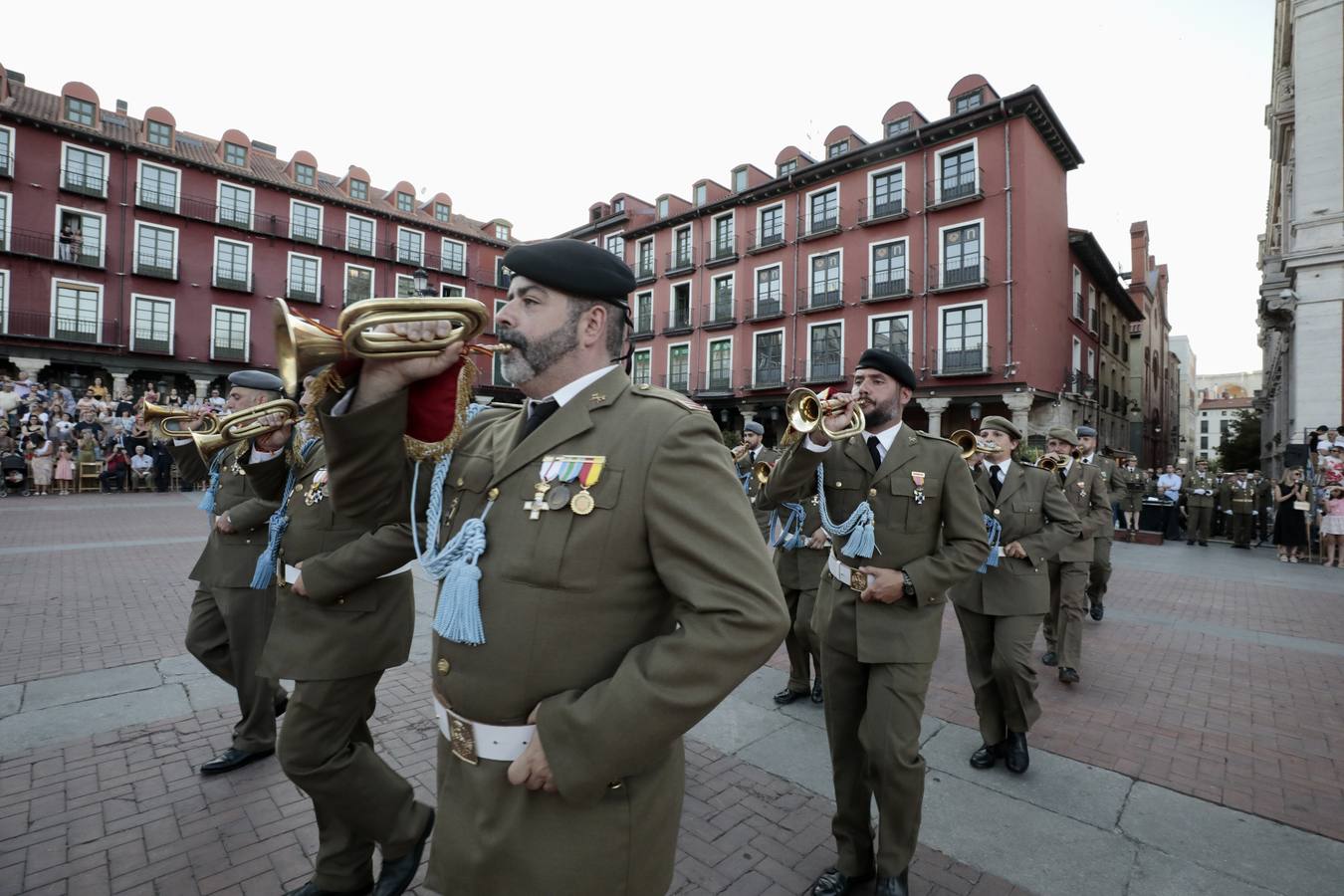 Fotos: Parada militar en honor a Santiago Apóstol en la Plaza Mayor de Valladolid