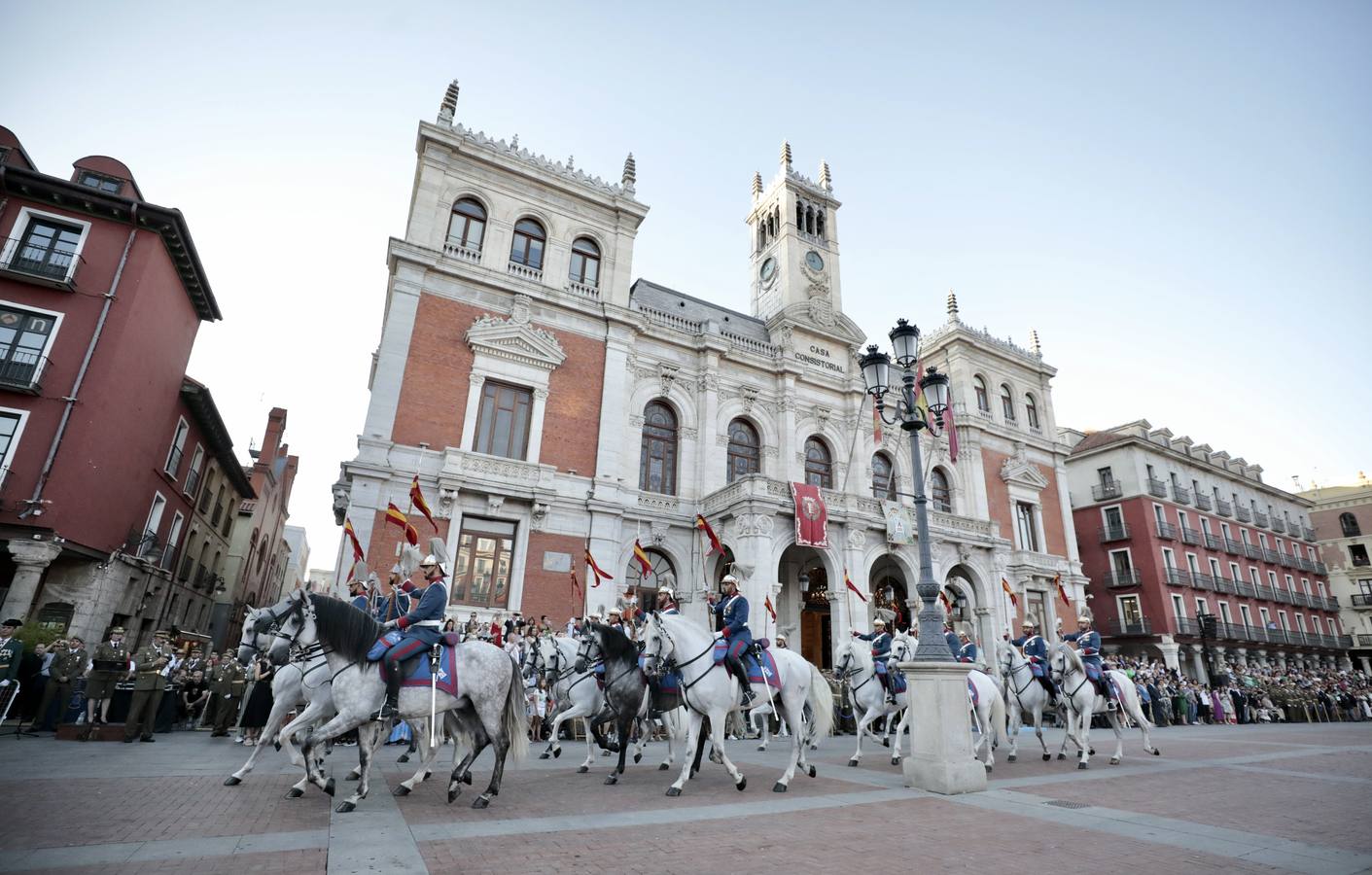 Fotos: Parada militar en honor a Santiago Apóstol en la Plaza Mayor de Valladolid