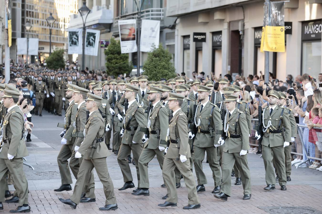 Fotos: Parada militar en honor a Santiago Apóstol en la Plaza Mayor de Valladolid