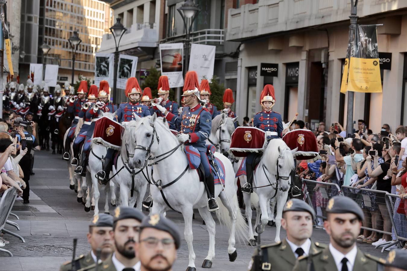 Fotos: Parada militar en honor a Santiago Apóstol en la Plaza Mayor de Valladolid