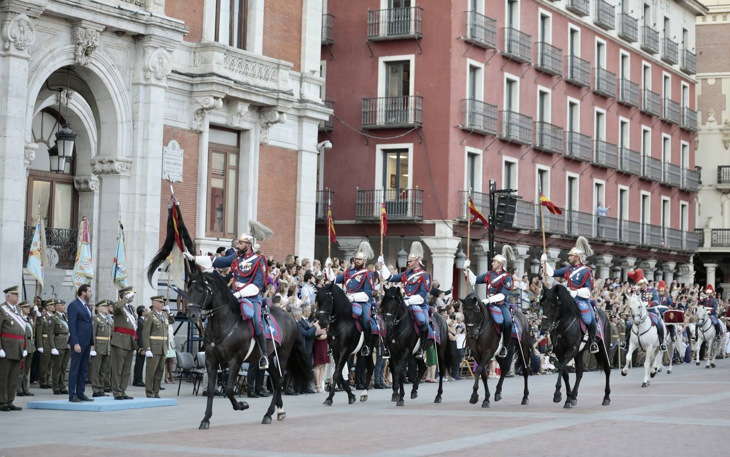 Fotos: Parada militar en honor a Santiago Apóstol en la Plaza Mayor de Valladolid