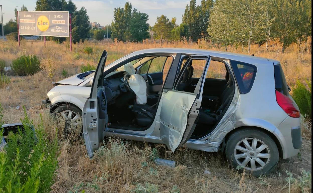 El vehículo siniestrado en la glorieta del cruce de la carretera de Segovia con la ronda. 
