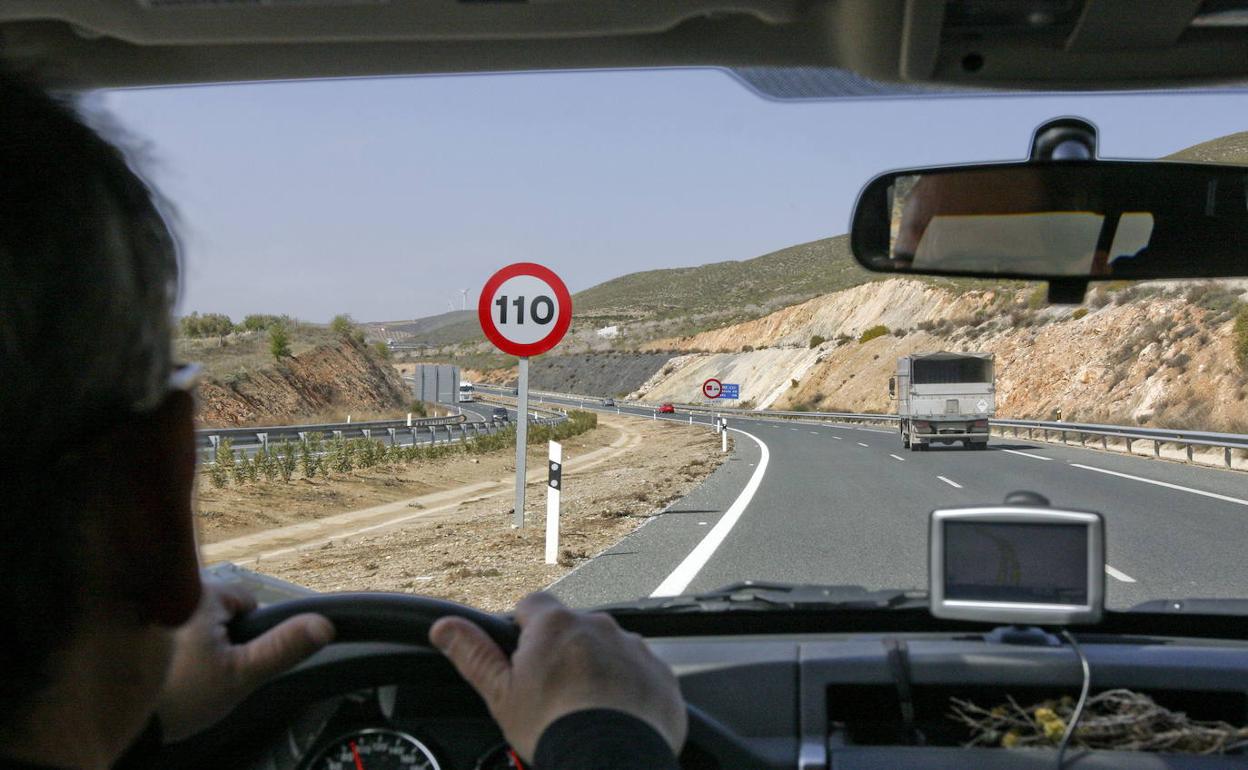 Un hombre mantiene una velocidad adecuada en la carretera.