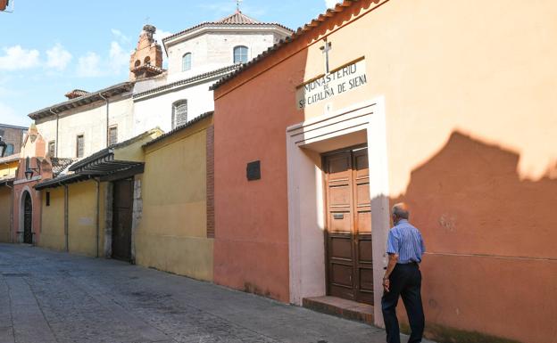 Puerta del convento de las Catalinas, en la calle Santo Domingo de Guzmán, Valladolid. 