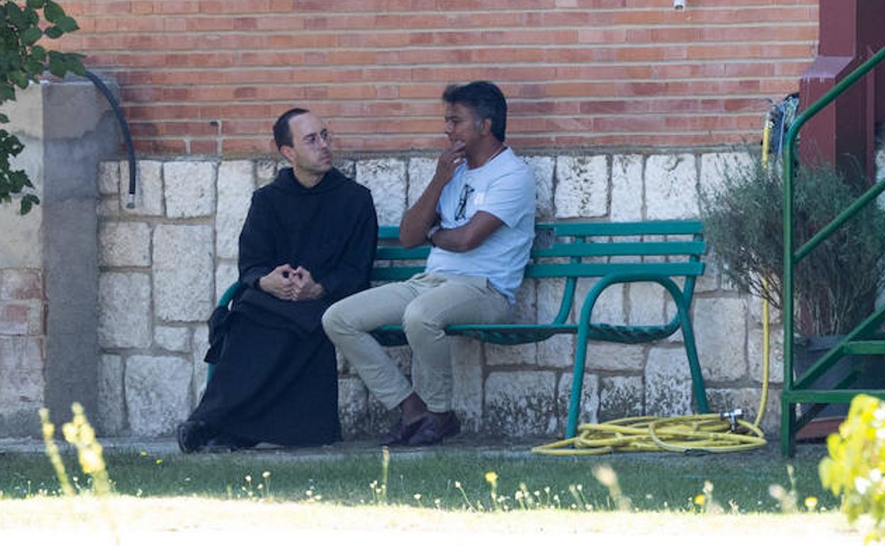 Dos de los monjes de Silos conversan en el Convento de las Madres Benedictinas de Aranda de Duero. 