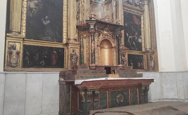 Retablo y altar de la capilla principal del convento. 