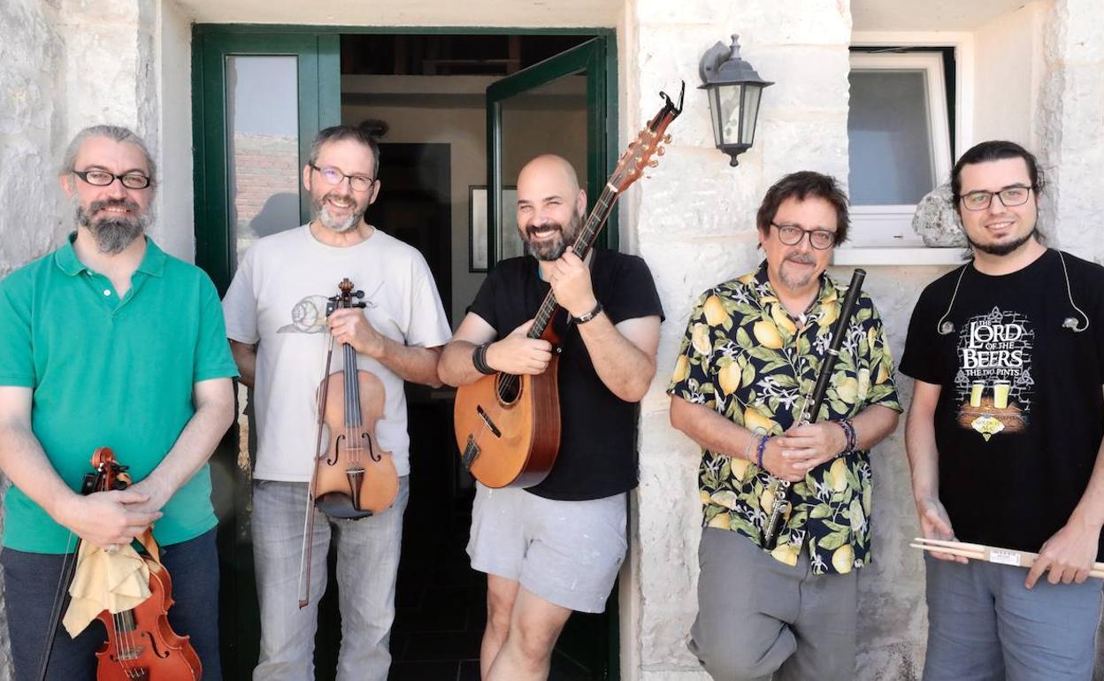 Los integrantes de la formación musical, en un descanso de los ensayos. 