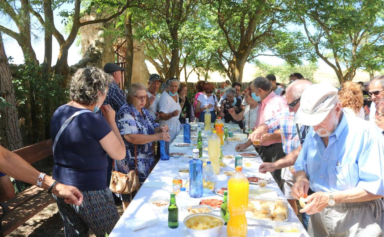 Los mayores celebran el Día de los Abuelos en los entornos de Valdesalce.