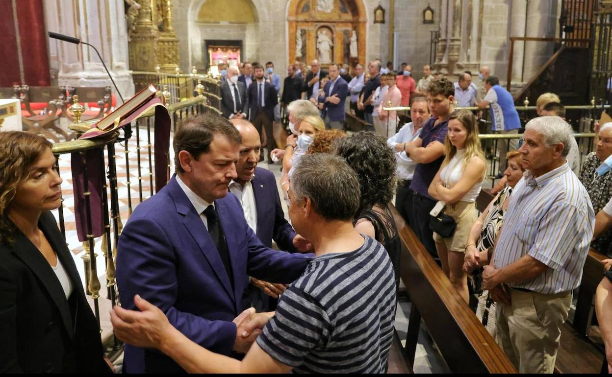 El presidente de la Junta Alfonso Fernández Mañueco asiste a la Eucaristía por las víctimas del incendio.