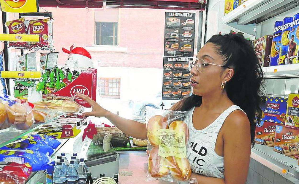 Bárbara Cabrera coloca unos productos en su tienda.