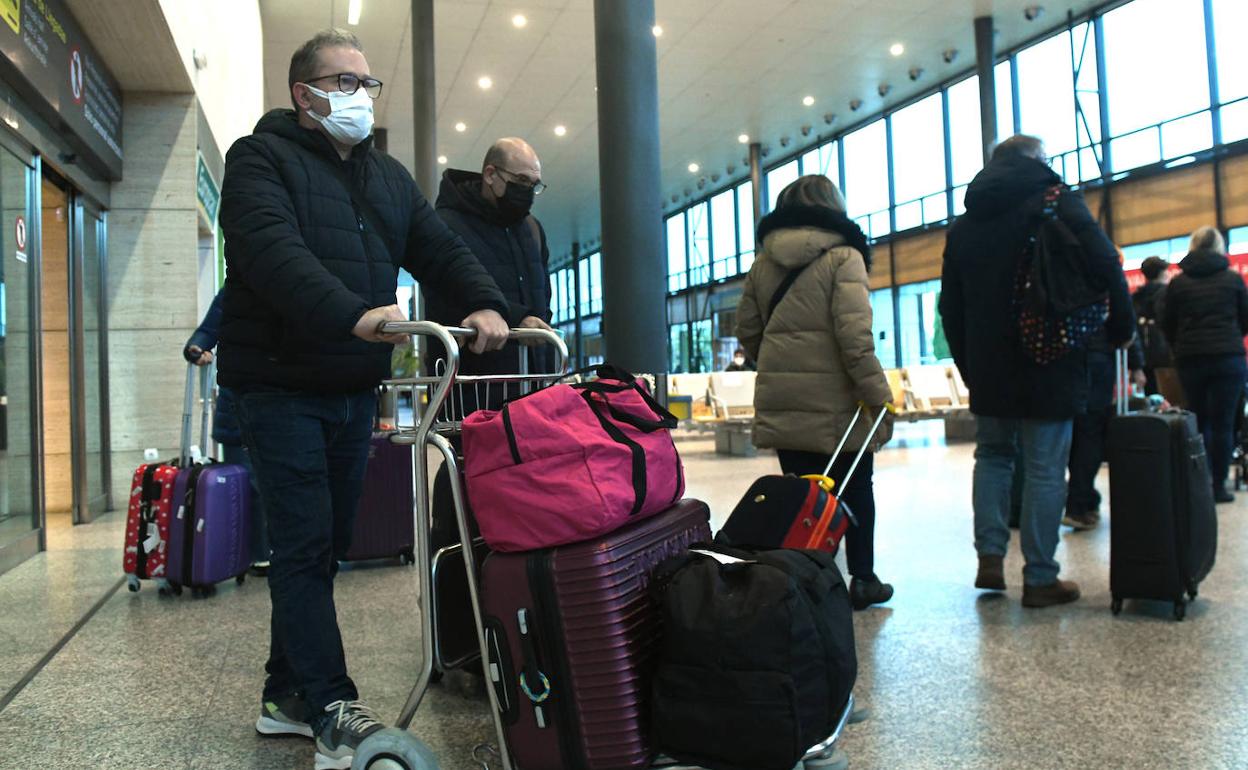 Pasajeros en el aeropuerto de Villanubla. 