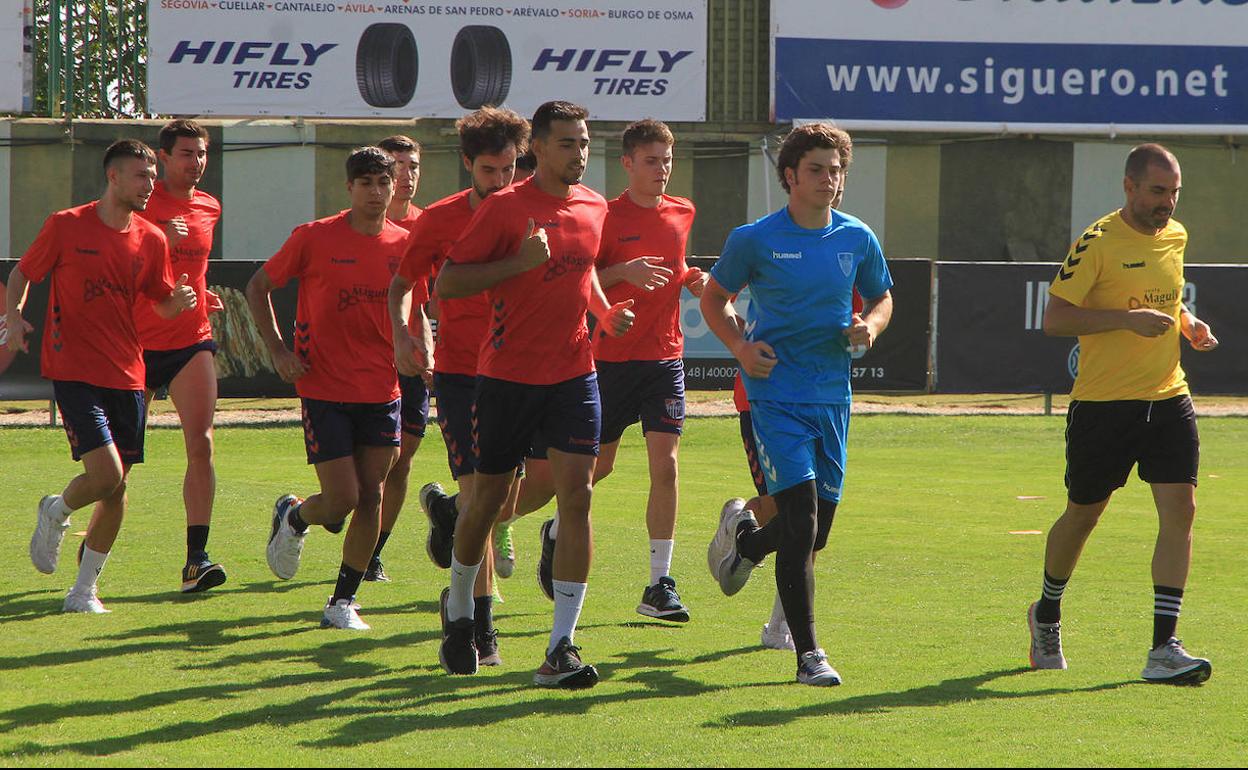 La plantilla de la Segoviana, con Ramsés Gil a la cabeza, corre sobre el césped de La Albuera en el primer día de pretemporada.