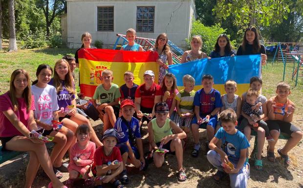 Anna Boryachenko, arriba en el centro, con los niños de uno de los orfanatos a los que ha ayudado 