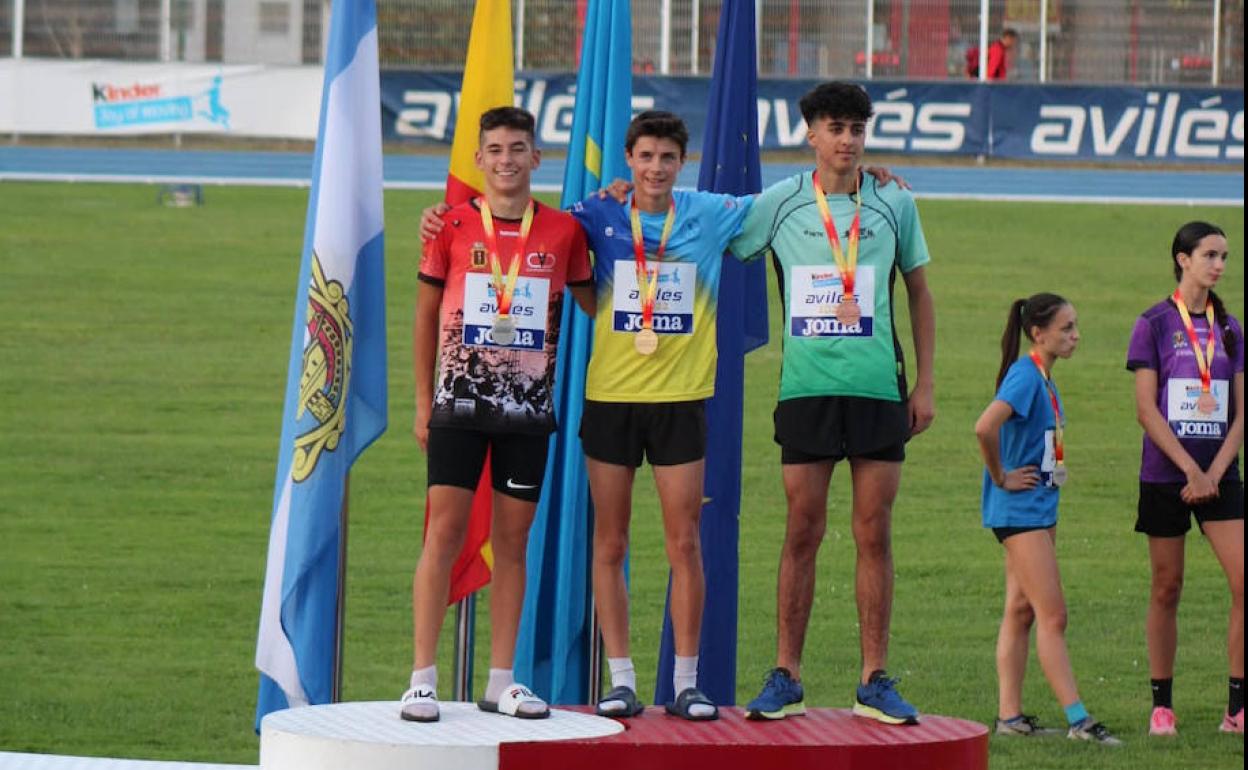 Alejandro Domingo, en el centro, con la medalla de oro.