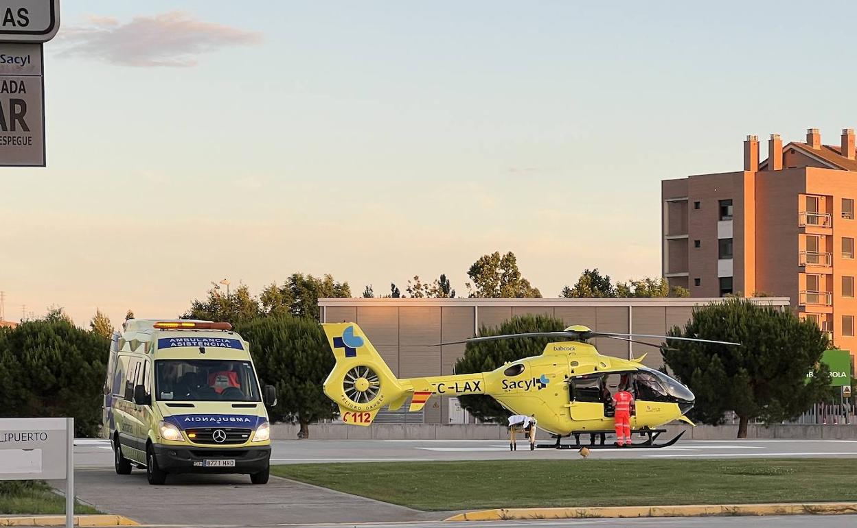 Helicóptero y ambulancia, en el Río Hortega de Valladolid. 